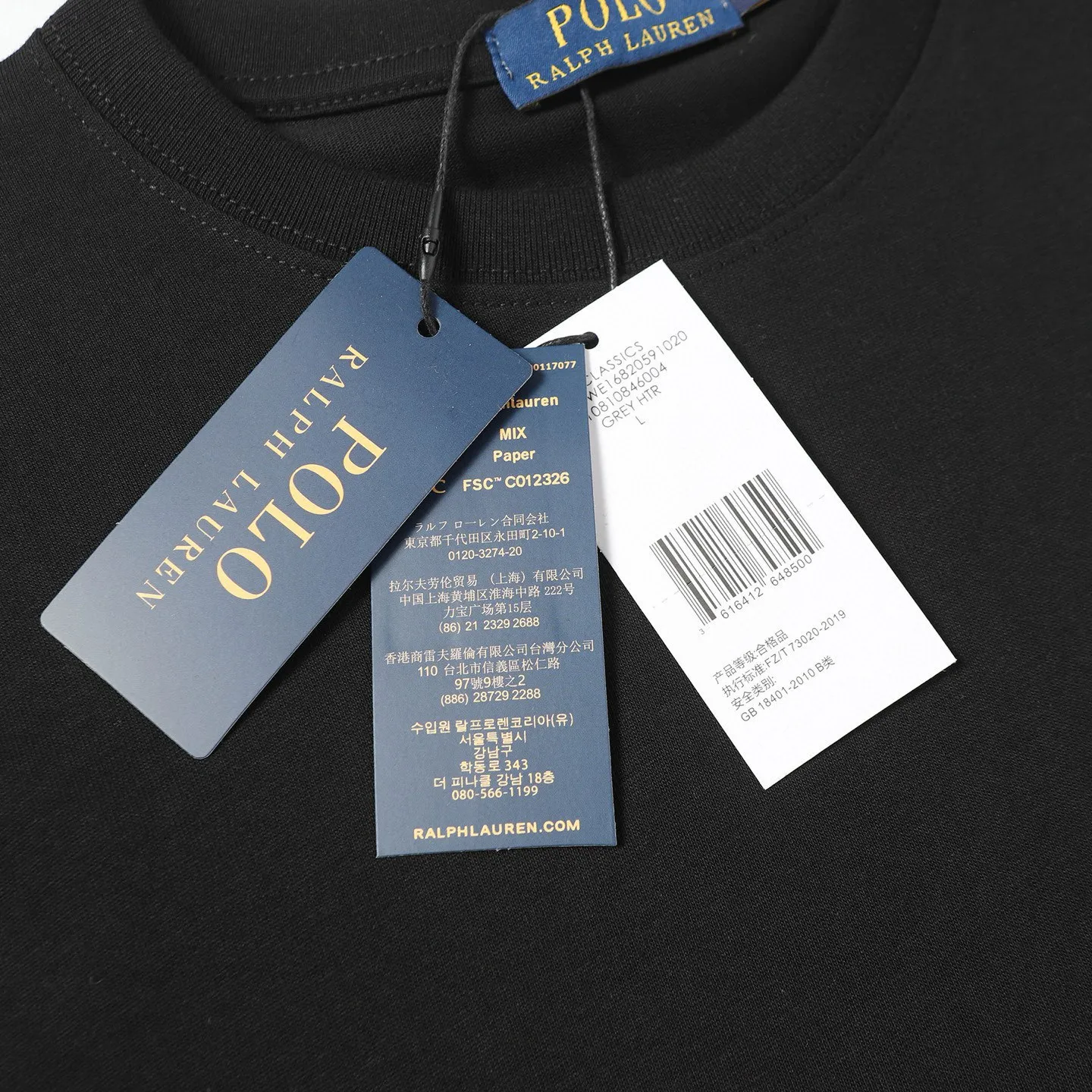 P126 Style number: 505 Ralph Lauren/Ralph Lauren 25ss new summer silicone Polo embossed round neck T-shirt. The main logo on the neck has a QR code mark, which can be scanned for verification. The 3D silicone three-dimensional English letter logo is embossed to distinguish low-quality products on the market. 32 counts, 240g hydrophilic toner, 100% cotton fabric, comfortable and soft, highly breathable, focusing on high-end cost-effectiveness, needless to say good quality. Available in a variety of colors, both boys and girls can try this genderless style, giving them a yuppie tone in no time. Immerse yourself in your leisurely style, and have your own style in retro. Natural, vivid and very French romantic feelings, perfectly integrating youthful atmosphere and trend. Color: white, black, navy blue, dark green Size: S-xL S Shoulder width 44 Bust 104 Sleeve length 23 Clothing length 72 M Shoulder width 45 Bust 108 Sleeve length 24 Clothing length 74 L Shoulder width 46 Bust 112 Sleeve length 25 Clothing length 76 xL Shoulder width 47 Bust 116 Sleeve length 26 Clothing length 78
